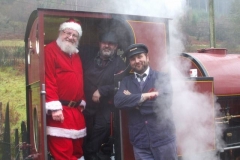 For the next train, Santa poses with the loco crew ...