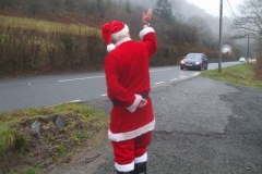 ... before Santa pops up to the road to wave to passing traffic, who respond with hooting and waves (including from passengers in a passing coach!).