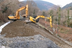 The two excavators then work together ...