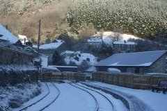 Sunday, 11.12.2022. Despite fresh falls of snow overnight, the view in Corris was a great contrast to yesterday, as snow clearing operations are repeated in the car park and on the platform ...