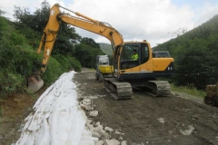 Thursday, 13.7.2023. Gareth excavates for the next bench in the drainage layer …