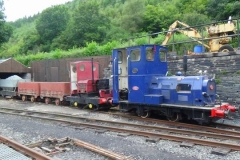 During the day, waggons filled with ballast have been shunted together between trains ...