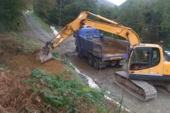 Southern Extension. Pont y Goedwig Deviation Project. Monday, 3.10.2022. Gareth loads a lorry to clear overburden away from the construction site ...