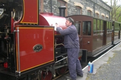 … but Trefor has missed a bit of No. 7’s paintwork this morning, so catches up while the passengers are on their Shed Talk.