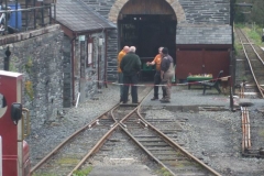 Sunday, 22.9.2019. … continuing into Sunday, when a knot of enthusiasts chat with Simon, on a brief visit to the Sheds …