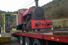 … which soon pulls the loco onto the lorry …