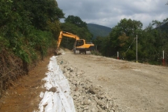 Friday, 2.9.2022. The next step in the embankment is being excavated into the hillside, while fresh geotextile has been rolled out ...