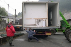 … and in a demonstration of synchronised tele-handler operation, place the first half on a trailer, with Wil demonstrating the superb strength in his left arm!